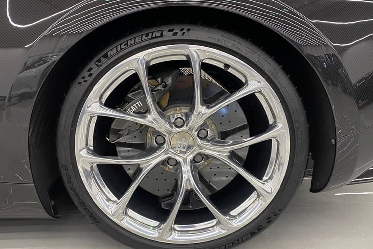 Nội thất chiếc Bugatti Chiron được này có khoang lại bọc màu da bò với điểm nhấn là nhôm, sợi carbon và sọc trắng-đen. Vô-lăng xe là sự kếp hợp của da cao cấp với carbon ở tay nắm trên cùng và dưới đáy. Siêu xe triệu đô Bugatti Chiron được trang bị khối động cơ W16 với hai động cơ V8 xếp thành hình chữ W, dung tích 8.0 lít, 4 bộ tăng áp, sản sinh công suất tối đa lên đến 1.500 mã lực và mô-men xoắn cực đại đạt 1.600 Nm.