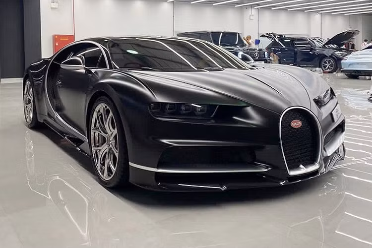 Một xe thuộc bản tiêu chuẩn mang biển tứ quý 8 rất hay lăn bánh tại đây, còn 1 chiếc Bugatti Chiron Sport thuộc bản 110 Ans Edition chỉ có 20 xe trên thế giới nhưng chủ nhân lại hay để xe ở Thái Lan.