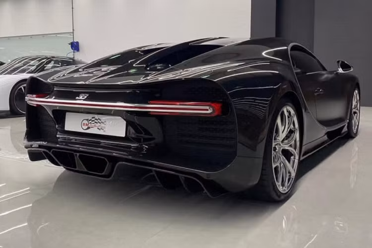 Đây có thể xem là chi phí sở hữu Bugatti Chiron giá tốt nhất Việt Nam tính đến thời điểm này. Lý do là giá xe Bugatti Chiron lúc mới ra mắt đã 58 tỷ đồng. Nếu tính chi phí thấp nhất xe mang biển số tại Việt Nam có thể phải trên 120 tỷ đồng. Tuy nhiên, hiện không rõ bằng cách nào người chuyên mua bán siêu xe tại Việt Nam lại có thể đưa ra mức giá bán Bugatti Chiron quá tốt cho các doanh nhân Việt. Hiện thông tin này đang thu hút không ít sự chú ý của giới mê xe trong nước.