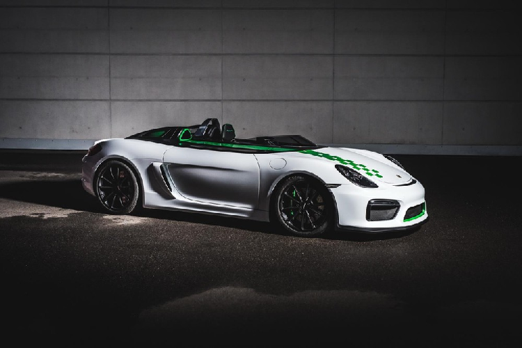 Mặc dù siêu xe Porsche Boxster Bergspyder đã được chế tạo từ hồi năm 2014, Porsche đã lựa chọn không hé lộ nguyên mẫu độc nhất vô nhị này cho tới tháng 6 năm 2019, khi họ đưa nó lên đường đua để chụp ảnh cùng với nguồn cảm hứng của nó, mẫu xe đua leo đồ nổi tiếng 909 Bergspyder. Ra đời năm 1968, 909 Bergspyder được chế tạo với tư duy giảm trọng lượng, nặng chỉ 384 kg, khiến nó trở thành xe đua nhẹ nhất lịch sử của Porsche.