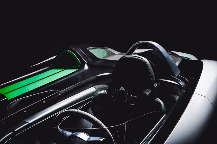 Trên phương diện máy móc và hiệu suất, Boxster Bergspyder có trang bị một động cơ từ Cayman GT4 dung tích 3.8 lít sản sinh 387 mã lực, khiến nó đạt tỉ lệ trọng lượng/công suất là 2,8 kg mỗi mã lực ấn tượng. Kết qả, nó có thể gia tốc nhanh từ 0-100 km/h trong vòng chỉ hơn 4 giây đồng hồ.