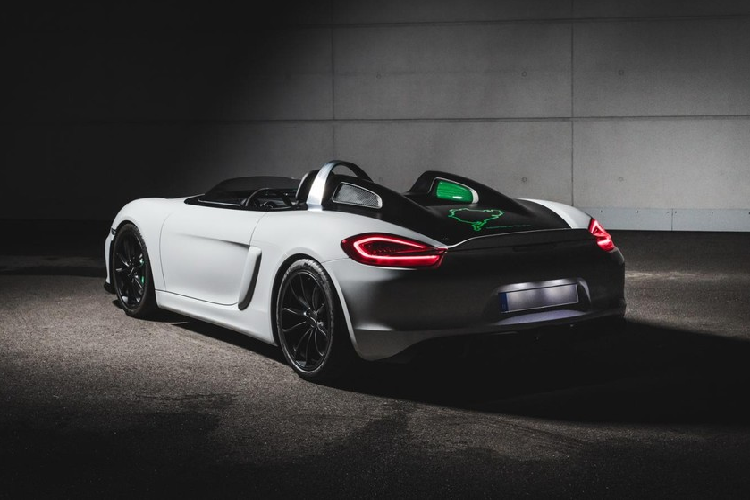 Giờ đây, chúng ta đang có cơ hội thứ hai để nhìn kỹ hơn chiếc Porsche Boxster Bergspyder ý tưởng này, chế tạo dựa trên Boxster thế hệ 981. Nguyên mẫu độc đáo này đã có một buổi chạy thử, tận ảnh hưởng ánh nắng trên dãy núi Alps, tuy nhiên nhà sản xuất xe Đức quyết định chia sẻ nhiều bức ảnh chụp hình trong studio hơn là ngoài trời