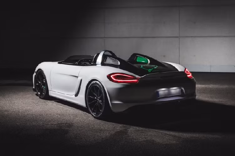 Giờ đây, chúng ta đang có cơ hội thứ hai để nhìn kỹ hơn chiếc Porsche Boxster Bergspyder ý tưởng này, chế tạo dựa trên Boxster thế hệ 981. Nguyên mẫu độc đáo này đã có một buổi chạy thử, tận ảnh hưởng ánh nắng trên dãy núi Alps, tuy nhiên nhà sản xuất xe Đức quyết định chia sẻ nhiều bức ảnh chụp hình trong studio hơn là ngoài trời