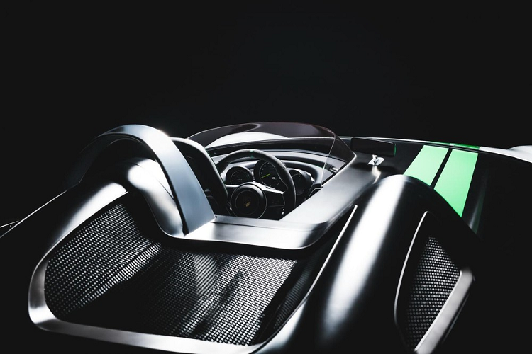 Trong khi không nhẹ bằng 909 Bergspyder, Boxster Bergspyder vẫn cực kỳ nhẹ với trọng lượng chỉ 1.130 kg, mang trên mình thiết kế kính chắn gió nhỏ thấp, thanh chống lật đặc trưng, bảng đồng hồ từ mẫu 918, một ghế ngồi lái đơn lẻ và giá để mũ bảo hiểm (ở vị trí ghế lái phụ).