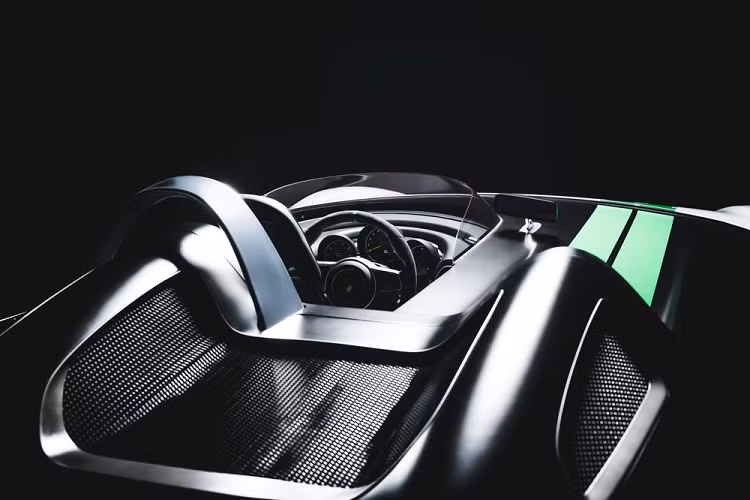 Trong khi không nhẹ bằng 909 Bergspyder, Boxster Bergspyder vẫn cực kỳ nhẹ với trọng lượng chỉ 1.130 kg, mang trên mình thiết kế kính chắn gió nhỏ thấp, thanh chống lật đặc trưng, bảng đồng hồ từ mẫu 918, một ghế ngồi lái đơn lẻ và giá để mũ bảo hiểm (ở vị trí ghế lái phụ).