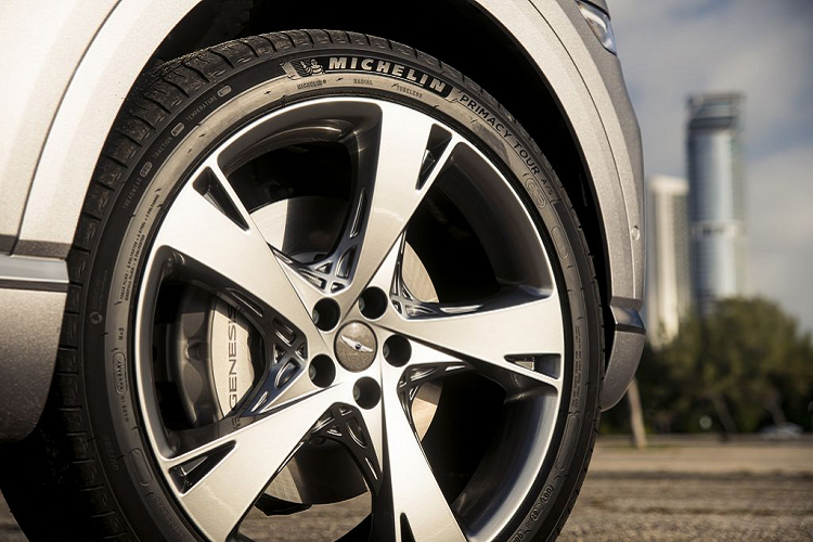 Mặc dù là phiên bản “nhẹ tiền” nhất nhưng các trang bị trên GV80 tiêu chuẩn vẫn khá đầy đủ bao gồm hệ thống treo tự cân bằng, bộ mâm 19-inch, hệ thống đèn LED, điều khiển điều hòa cảm ứng, màn hình 14,5 inch hiển thị hệ thống thông tin giải trí, 10 túi khí, hệ thống cảnh báo điểm mù và hơn thế nữa.