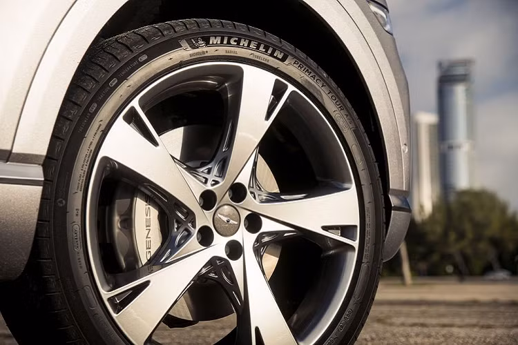 Mặc dù là phiên bản “nhẹ tiền” nhất nhưng các trang bị trên GV80 tiêu chuẩn vẫn khá đầy đủ bao gồm hệ thống treo tự cân bằng, bộ mâm 19-inch, hệ thống đèn LED, điều khiển điều hòa cảm ứng, màn hình 14,5 inch hiển thị hệ thống thông tin giải trí, 10 túi khí, hệ thống cảnh báo điểm mù và hơn thế nữa.