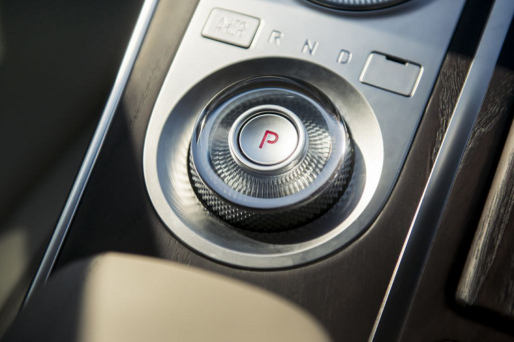 Bên cạnh những trang bị trên model 4 xi-lanh, phiên bản V6 Tiêu chuẩn sử dụng bộ mâm 20-inch và một hệ thống treo điều khiển điện tử với tính năng xem trước cung đường, trong khi phiên bản Advanced sở hữu khoang nội thất bọc da, màn hình hiển thị camera 360 và nhiều hơn thế nữa.