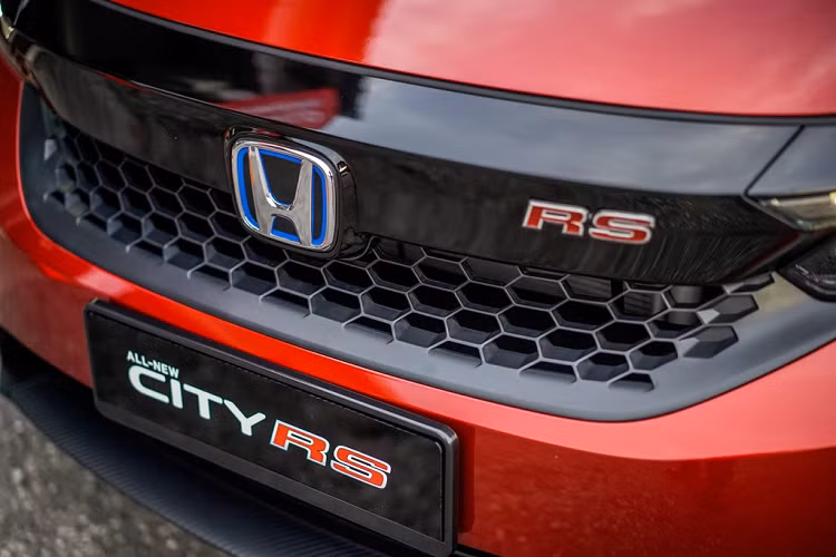 Tính năng đáng chú ý trên City là gói an toàn Honda Sensing. Trước đó, City 2020 tại Thái Lan không được trang bị Honda Sensing. Malaysia sẽ là thị trường đầu tiên ở Đông Nam Á đón nhận chiếc Honda City có tính năng an toàn này.