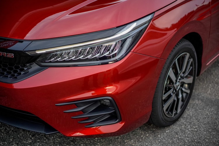 Ở bên ngoài, phiên bản V và RS được trang bị hệ thống đèn hoàn toàn bằng LED. Các phiên bản còn lại chỉ có đèn daylight và đèn hậu bằng LED, đèn chiếu sáng chính vẫn dùng loại halogen.