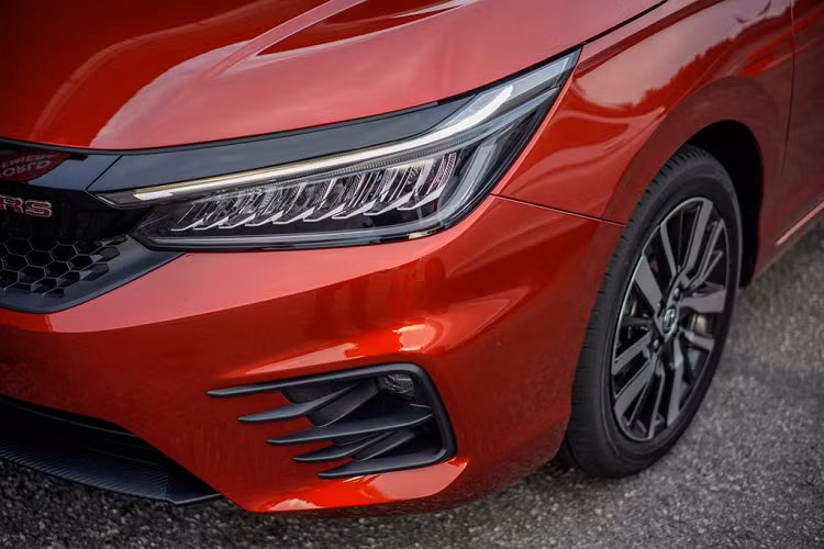 Ở bên ngoài, phiên bản V và RS được trang bị hệ thống đèn hoàn toàn bằng LED. Các phiên bản còn lại chỉ có đèn daylight và đèn hậu bằng LED, đèn chiếu sáng chính vẫn dùng loại halogen.