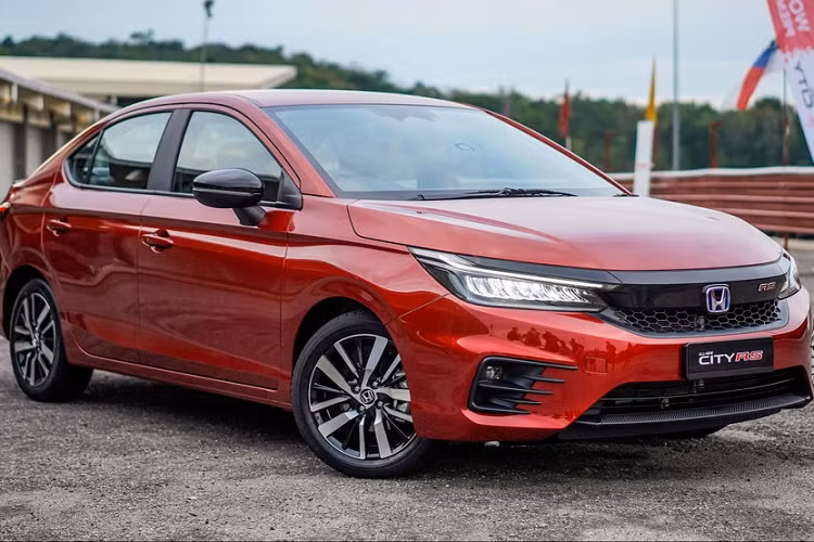 Trên phiên bản City RS, gói Honda Sensing sẽ bao gồm đầy đủ các tính năng như kiểm soát hành trình thích ứng, phanh thông minh, cảnh báo va chạm phía trước, hỗ trợ giữ làn đường, cảnh báo lệch làn đường, đèn chiếu sáng thông minh.