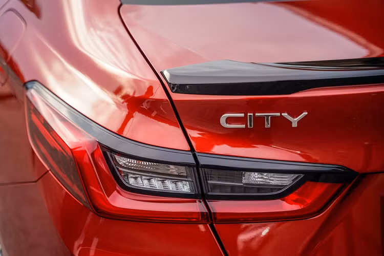 Phiên bản RS (Road Sailing) sở hữu lưới tản nhiệt, ốp gương chiếu hậu, bộ khuếch tán sau và cánh gió được sơn đen bóng. Trong khi đó, cánh chia gió trước được ốp họa tiết carbon. Phiên bản RS đi kèm bộ mâm hợp kim 16 inch 2 tone màu.