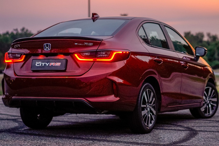 Tất cả phiên bản của Honda City 2020 tại Malaysia đều có các số đo kích thước dài x rộng x cao lần lượt là 4.553 x 1.748 x 1.467 (mm). City thế hệ thứ 5 dài hơn thế hệ cũ 111 mm, rộng hơn 54 mm và thấp hơn 10 mm. Honda Malaysia chưa công bố chiều dài cơ sở của City 2020. Trước đó, City 2020 đã được ra mắt tại Ấn Độ với chiều dài cơ sở 2.600 mm.
