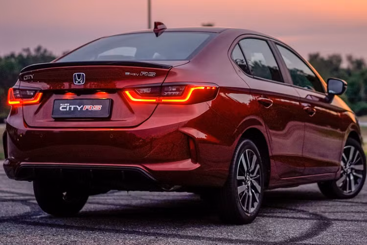 Tất cả phiên bản của Honda City 2020 tại Malaysia đều có các số đo kích thước dài x rộng x cao lần lượt là 4.553 x 1.748 x 1.467 (mm). City thế hệ thứ 5 dài hơn thế hệ cũ 111 mm, rộng hơn 54 mm và thấp hơn 10 mm. Honda Malaysia chưa công bố chiều dài cơ sở của City 2020. Trước đó, City 2020 đã được ra mắt tại Ấn Độ với chiều dài cơ sở 2.600 mm.