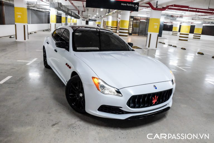 Maserati dường như được xem như “của lạ” tại Việt Nam, sở hữu nét thiết kế quý tộc đậm chất Italia cùng khoang nội thất sang trọng được chế tác thủ công, sức hút từ các mẫu xe nhà Maserati chắc chắn là điều khó chối cãi. Xuất hiện trong bài viết là một mẫu xe mang tính biểu tượng của t hương hiệu ôtô Ý - Maserati Quattroporte hạng sang, xe được nhập khẩu chính hãng thông qua đại lí Maserati Việt Nam.