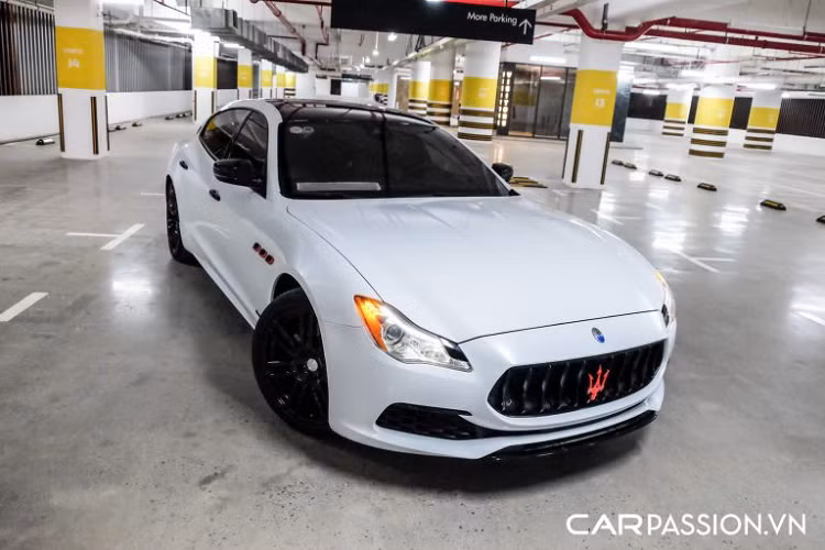 Maserati dường như được xem như “của lạ” tại Việt Nam, sở hữu nét thiết kế quý tộc đậm chất Italia cùng khoang nội thất sang trọng được chế tác thủ công, sức hút từ các mẫu xe nhà Maserati chắc chắn là điều khó chối cãi. Xuất hiện trong bài viết là một mẫu xe mang tính biểu tượng của t hương hiệu ôtô Ý - Maserati Quattroporte hạng sang, xe được nhập khẩu chính hãng thông qua đại lí Maserati Việt Nam.
