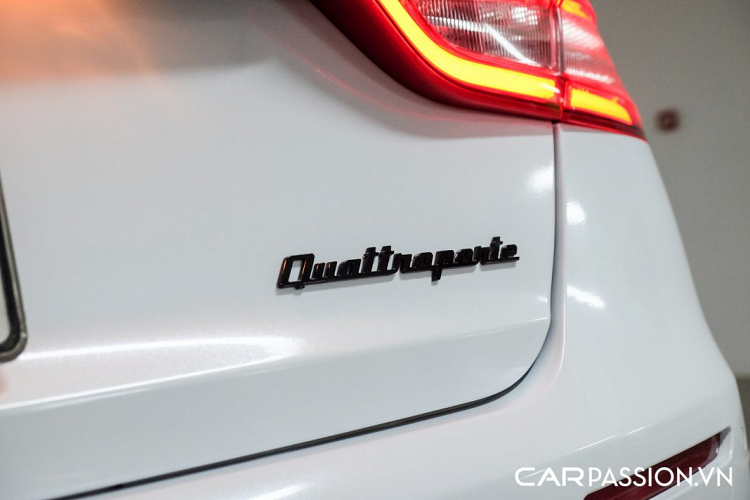 Trên cột C cũng có sự xuất hiện của logo “cây đinh ba” trứ danh sơn đen, đi kèm với một đường kẻ ngang màu đỏ làm điểm nhấn. Đuôi xe thon gọn, chữ “Maserati” đặt ở vị trí trung tâm đầy kiêu hãnh, cốp sau của xe được vuốt cong lên có vai trò như một chiếc cánh gió cỡ nhỏ. Bốn chụp ống xả tròn được chia đều cho hai bên đuôi xe, tên xe “Quattroporte” đặt ở phía bên phải và cụm đèn hậu tích hợp công nghệ LED hiện đại.