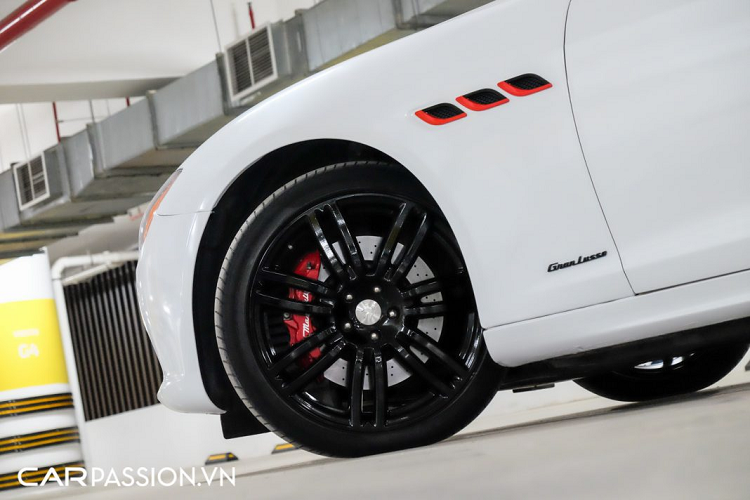 Chiếc Quattroporte này thuộc thế hệ thứ 6 của dòng sedan hạng sang đầu bảng nhà Maserati, với thiết kế thanh thoát nhưng không kém phần cổ điển, Quattroporte nhắm đến đối tượng khách hàng trung niên. Điểm nhấn trên xe nằm ở nét thiết kế ít khi xuất hiện những sự thay đổi theo thời gian, nhờ vậy mà ngoại thất của Quattroporte luôn mang đến cho chúng ta một cảm giác hoài cổ.