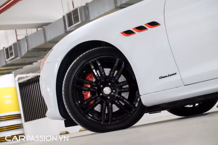 Chiếc Quattroporte này thuộc thế hệ thứ 6 của dòng sedan hạng sang đầu bảng nhà Maserati, với thiết kế thanh thoát nhưng không kém phần cổ điển, Quattroporte nhắm đến đối tượng khách hàng trung niên. Điểm nhấn trên xe nằm ở nét thiết kế ít khi xuất hiện những sự thay đổi theo thời gian, nhờ vậy mà ngoại thất của Quattroporte luôn mang đến cho chúng ta một cảm giác hoài cổ.