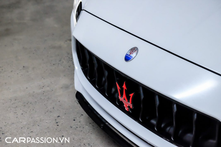 Giá xe Maserati Quattroporte GranLusso tiêu chuẩn cao hơn hẳn các đối thủ cùng phân khúc, nhưng gây ấn tượng mạnh mẽ nhờ thiết kế thanh lịch, kết hợp hài hoà hai yếu tố quý tộc và thể thao. So với các đối thủ trong cùng phân khúc, Quattroporte là mẫu xe có thâm niên khá lâu đời, thế hệ đầu tiên của chiếc saloon 4 cửa được ra mắt lần đầu tại Turin Autoshow năm 1963. Tính đến thời điểm hiện tại, nó đã trải qua 6 thế hệ hình thành và phát triển.