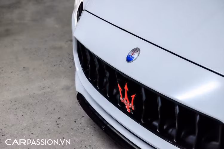 Giá xe Maserati Quattroporte GranLusso tiêu chuẩn cao hơn hẳn các đối thủ cùng phân khúc, nhưng gây ấn tượng mạnh mẽ nhờ thiết kế thanh lịch, kết hợp hài hoà hai yếu tố quý tộc và thể thao. So với các đối thủ trong cùng phân khúc, Quattroporte là mẫu xe có thâm niên khá lâu đời, thế hệ đầu tiên của chiếc saloon 4 cửa được ra mắt lần đầu tại Turin Autoshow năm 1963. Tính đến thời điểm hiện tại, nó đã trải qua 6 thế hệ hình thành và phát triển.