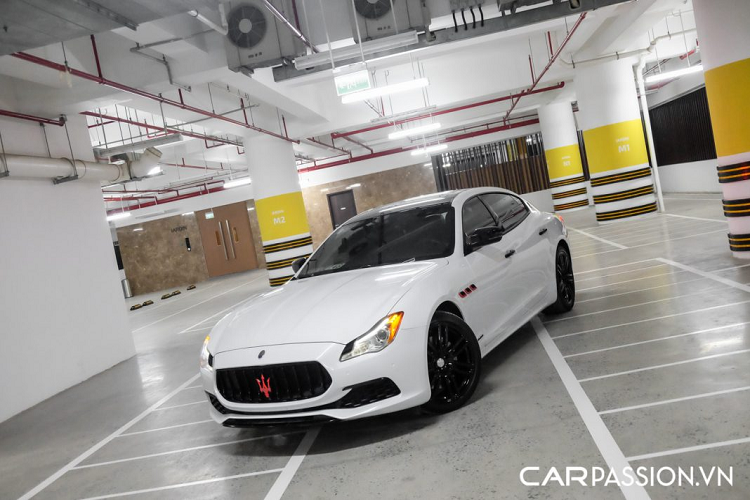 Bảng điều khiển trung tâm được trang bị màn hình TFT 8,4 inch cùng những nút bấm cứng, tâm điểm của hệ thống giải trí là dàn âm thanh 10 loa cao cấp đến từ thương hiệu Harman Kardon. Ngoài ra, Maserati cũng trang bị cho Quattroporte 3 chế độ lái bao gồm : Normal, I.C.E và Sport, trong đó I.C.E là viết tắt của Increased Control&amp;Efficient, vốn được sinh ra để đáp ứng nhu cầu vận hành tiết kiệm nhiên liệu và êm ái cho xe.