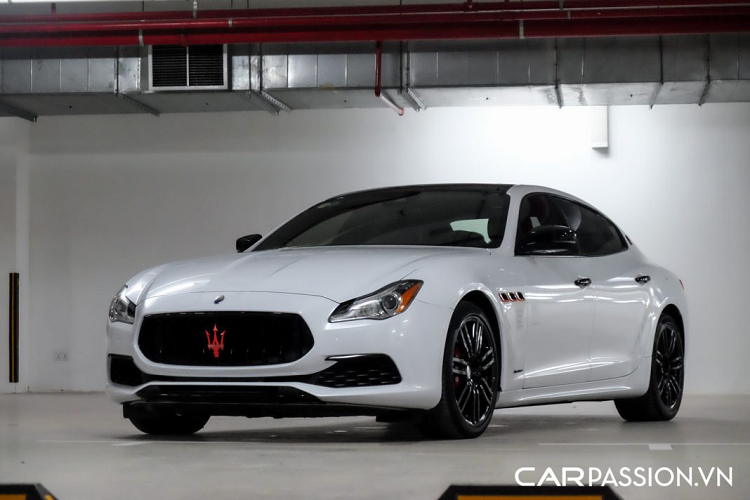 Mới đây nhất, mẫu sedan đầu bảng nhà Maserati đã được chủ nhân tân trang lại phần ngoại thất với lớp decal màu trắng ánh kim khá tinh tế, kết hợp cùng một số chi tiết ở ngoại thất được sơn hai tông màu đen-đỏ thể thao. Bên cạnh đó, chiếc Maserati Quattroporte GranLusso mới này còn được chủ nhân đưa sang garage BSW Tuning để thực hiện một số công đoạn bảo dưỡng thiết yếu, giúp cho mẫu sedan sang trọng luôn ở trong trạng thái tốt nhất.