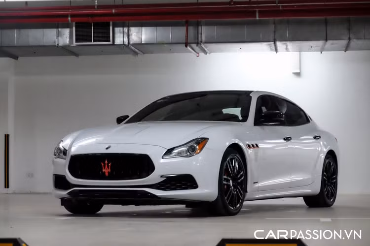 Mới đây nhất, mẫu sedan đầu bảng nhà Maserati đã được chủ nhân tân trang lại phần ngoại thất với lớp decal màu trắng ánh kim khá tinh tế, kết hợp cùng một số chi tiết ở ngoại thất được sơn hai tông màu đen-đỏ thể thao. Bên cạnh đó, chiếc Maserati Quattroporte GranLusso mới này còn được chủ nhân đưa sang garage BSW Tuning để thực hiện một số công đoạn bảo dưỡng thiết yếu, giúp cho mẫu sedan sang trọng luôn ở trong trạng thái tốt nhất.