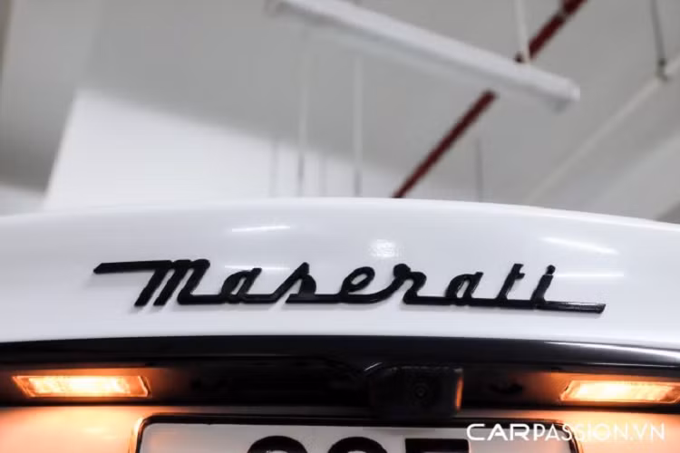 Khoang nội thất chế tác thủ công luôn là niềm tự hào của những thương hiệu xe hơi đến từ Ý. Mẫu sedan đầu bảng nhà Maserati sở hữu khoang lái bọc da tự nhiên cao cấp có tông màu đỏ rượu vang. Với xuất phát điểm là một hãng xe thể thao, Quattroporte vẫn mang trong mình DNA của một chiếc xe thể thao đến từ Ý. Ghế ngồi trên xe có xu hướng ôm thân người tựa như các mẫu xe thể thao và được chú trọng thiết kế nhằm mang lại trải nghiệm thoải mái nhất cho khách hàng.