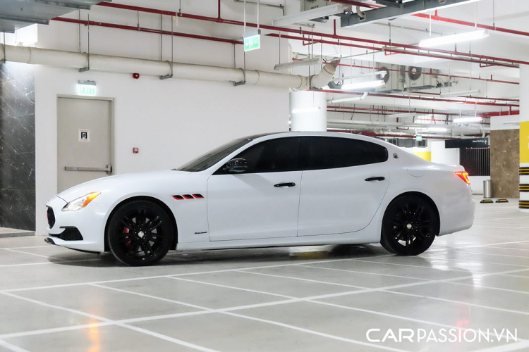 Xe được trang bị bộ mâm 7 chấu kép có dạng diamond-cut đẹp mắt với tên gọi Urano, chủ xe đã quyết định sơn mâm sang tông màu đen, kết hợp với cùm phanh sơn đỏ nổi bật. Bên hông xe là sự xuất hiện của 3 khe gió được phối theo tông màu đỏ-đen, đây là chi tiết đặc trưng trên các mẫu xe nhà Maserati và từng mẫu xe của hãng sẽ có thiết kế khe gió khác nhau.