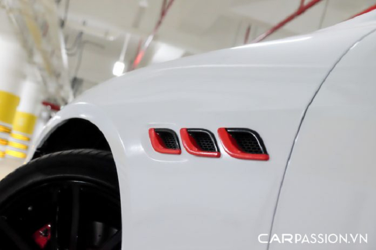 Phần da bọc xa xỉ kết hợp hài hòa với các chi tiết được ốp gỗ tự nhiên bên trong khoang lái, tạo nên một cái nhìn đậm chất quý tộc. Vô-lăng được bọc da và khâu tay tỉ mỉ, tích hợp thêm lẫy chuyển số phía sau. Bảng đồng hồ sau vô-lăng được chia làm 3 khu vực bao gồm cụm đồng hồ analog hiển thị tốc độ di chuyển và vòng tua máy, ở vị trí trung tâm là màn hình điện tử hiển thị những thông tin vận hành thiết yếu.