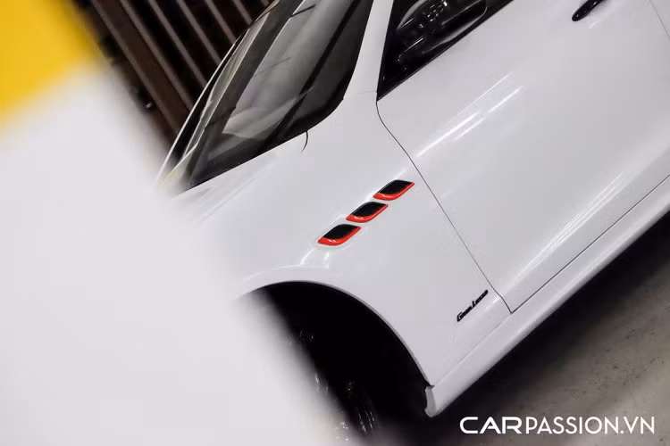 Maserati Quattroporte sở hữu kích thước khá lớn, chiều dài tổng thể ở mức 5.262 mm và trục cơ sở dài 3.171 mm, điều này giúp cho hàng ghế thứ hai trên xe trở nên rộng rãi hơn so với các mẫu xe đối thủ. Điểm nổi trội của Quattroporte so với các đối thủ chính là khả năng cho phép khách hàng tự do cá nhân hoá theo ý muốn dựa trên hai cấu hình GranLusso (sang trọng) và GranSport (thể thao). Chiếc Quattroporte trong bài viết được chủ nhân lựa chọn cấu hình GranLusso với khoang nội thất ốp gỗ tự nhiên và các chi tiết mạ chrome ở phần ngoại thất.