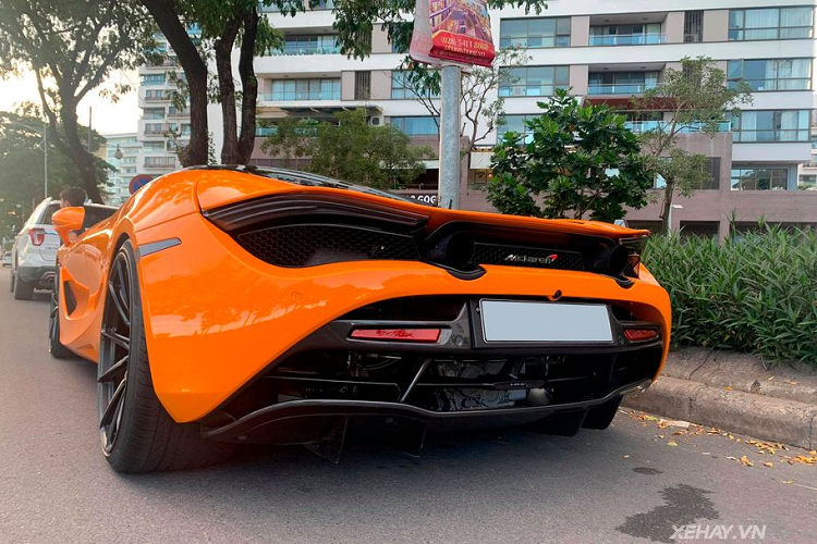 Thân xe của McLaren 720S được tạo thành bởi rất nhiều bộ phận làm từ sợi carbon như bộ chia gió trước, hốc đèn, ốp gương, mui xe, bộ khuếch tán hầm hố phía sau... Kết hợp cùng khung gầm carbon Monocoque II, giúp thân xe cứng và nhẹ hơn 18 kg so với khung Monocoque I trên 650S. Thêm vào đó, mẫu xe 720S chỉ nặng có 1.283 kg.