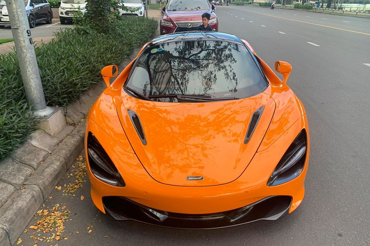 Trước khi nói đến thiết kế, điểm nổi bật nhất trên siêu phẩm McLaren 720S tại Sài Gòn này chính là khối động cơ V8 4.0L tăng áp kép cho ra công suất tối đa 720 mã lực và 770 Nm mô-men xoắn cực đại. Đi kèm với đó còn là hộp số ly hợp kép 7 cấp. Từ đó, McLaren 720S có thể bứt tốc từ 0 - 100km/h chỉ với 2,7 giây.