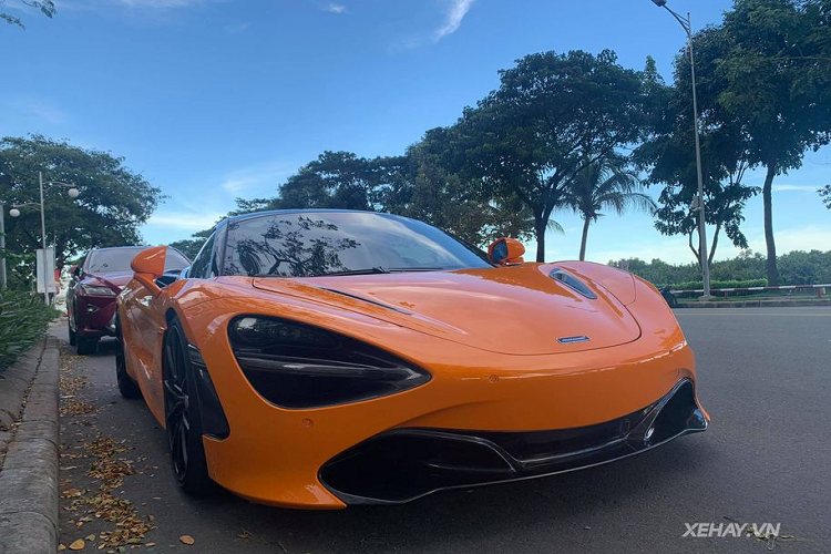 Về thiết kế ngoại thất, siêu phẩm McLaren 720S của doanh nhân Nguyễn Quốc Cường sở hữu "bộ cánh" màu cam Orange nổi bật, đi kèm với phần nóc xe được sơn đen tương phản cho cái nhìn thể thao và cá tính. Ngoài ra, bộ cửa mở kiểu cánh chim cũng góp phần không nhỏ nhằm kiến tạo sự độc đáo và quyến rũ cho McLaren 720S. Bên cạnh đó, thiết kế tổng thể của 720S luôn dễ dàng thu hút được mọi ánh nhìn từ người đi đường bởi những đường nét mềm mại, dứt khoát và có phần tuyệt mỹ trên mọi góc độ.