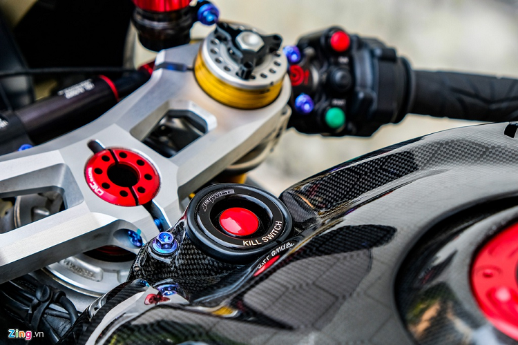 Cặp công tắc dạng nút bấm của xe đua MotoGP cũng hiện diện trên bản độ này. Bộ công tắc này có giá khoảng 20 triệu đồng.