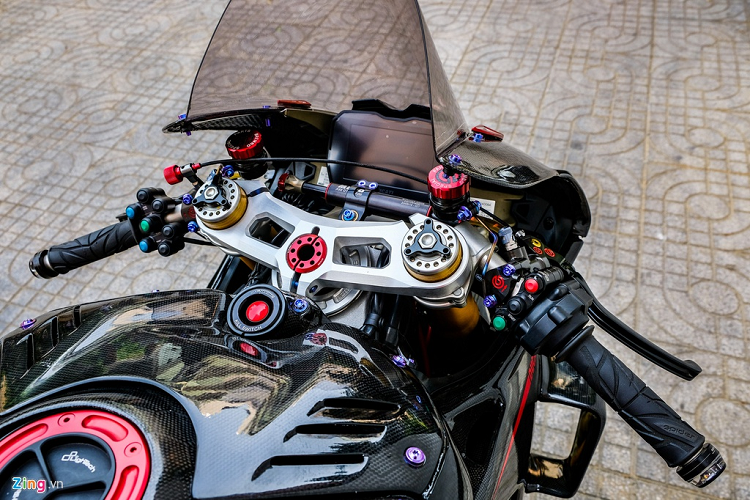 Xe được trang bị ốp bình xăng full carbon loại chuyên dụng cho xe đua WSBK. Ngoài tác dụng chống trượt, ốp bình xăng này còn chống cả hơi nóng phả trực tiếp từ bình xăng lên mặt người lái.