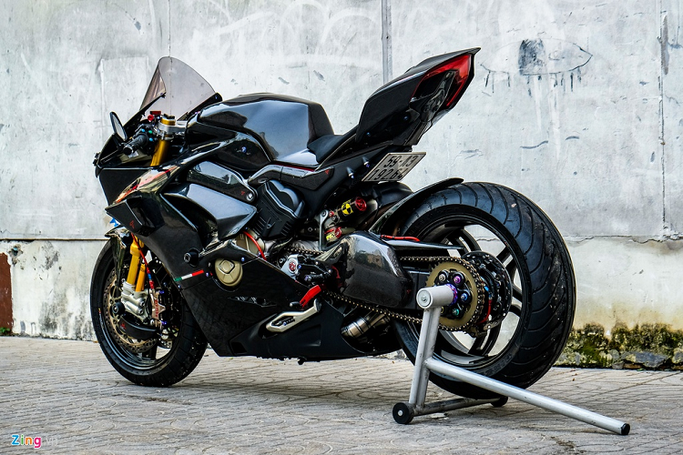 Tương tự những mẫu siêu môtô khác tại Việt Nam, Ducati Panigale V4 cũng được các tay chơi trang bị những gói độ đắt tiền. Trước đây, Zing.vn đã giới thiệu các phiên bản độ của Panigale V4 và V4 S với gói độ từ 200 triệu đồng đến 800 triệu đồng.