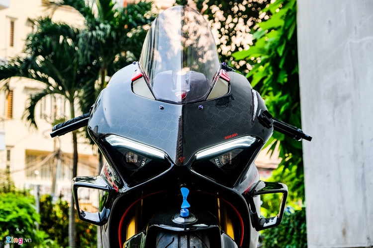 Những trang bị khác ở khu vực điều khiển bao gồm cặp bình dầu Galespeed Japan kèm nắp nhôm CNC, trợ lực Mupo, kính gió kiểu sport-touring và bộ nút bấm Kill Switch đến từ thương hiệu Jet Prime. Kill Switch là nút bấm tắt/mở xe thay cho chìa khóa truyền thống.