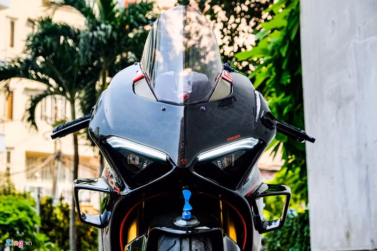 Những trang bị khác ở khu vực điều khiển bao gồm cặp bình dầu Galespeed Japan kèm nắp nhôm CNC, trợ lực Mupo, kính gió kiểu sport-touring và bộ nút bấm Kill Switch đến từ thương hiệu Jet Prime. Kill Switch là nút bấm tắt/mở xe thay cho chìa khóa truyền thống.