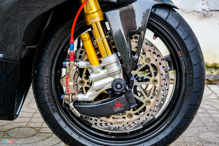 Di chuyển xuống phía dưới, dễ dàng nhận ra cặp cánh gió khí động học bằng carbon được lắp ở quây gió. Trang bị này mô phỏng cánh gió của phiên bản Panigale V4 R và cũng được sản xuất bởi thợ Việt. Bộ cánh gió này có giá khoảng 10 triệu đồng.
