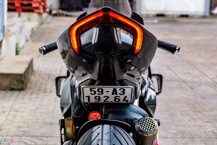 Tuy nhiên, một biker tại TP.HCM vừa hoàn thành bản độ Panigale V4 với giá trị vượt qua mốc 800 triệu đồng.