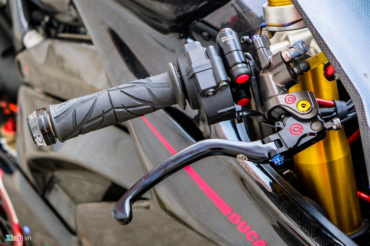 Ngoài dàn áo carbon được thi công bởi thợ Việt, phần lớp trang bị trên chiếc Panigale V4 này đều là loại cho xe đua. Ở khu vực điều khiển, xe sở hữu cùm phanh Brembo Rossi Racing, cùm côn dầu Brembo Perosa Racing. Riêng combo này đã ngốn gần 100 triệu đồng.
