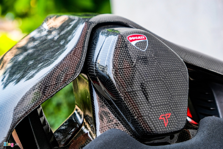 Điều đặc biệt là dàn áo carbon này được gia công bởi thợ Việt và có độ hoàn thiện cao. So với các dàn áo carbon từ các thương hiệu nổi tiếng có giá lên đến 300-400 triệu đồng, dàn áo carbon này có giá thành rẻ hơn rất nhiều - chỉ khoảng 70 triệu đồng.