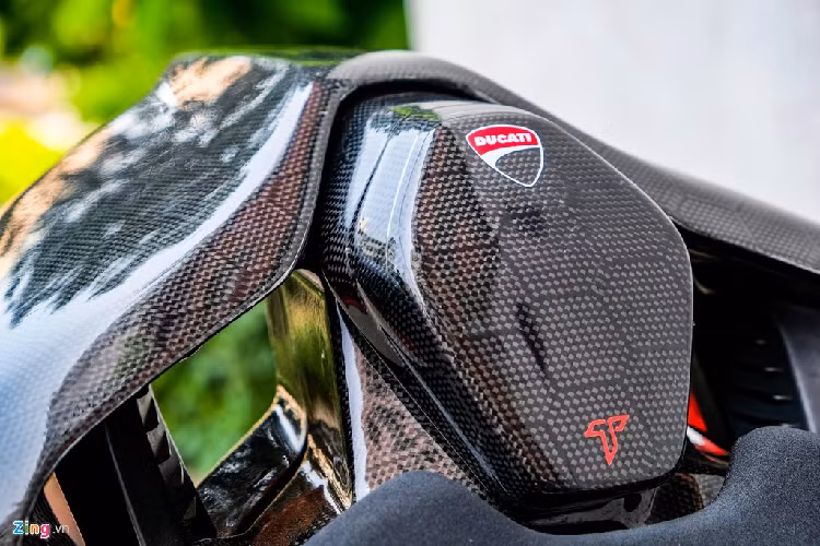 Điều đặc biệt là dàn áo carbon này được gia công bởi thợ Việt và có độ hoàn thiện cao. So với các dàn áo carbon từ các thương hiệu nổi tiếng có giá lên đến 300-400 triệu đồng, dàn áo carbon này có giá thành rẻ hơn rất nhiều - chỉ khoảng 70 triệu đồng.