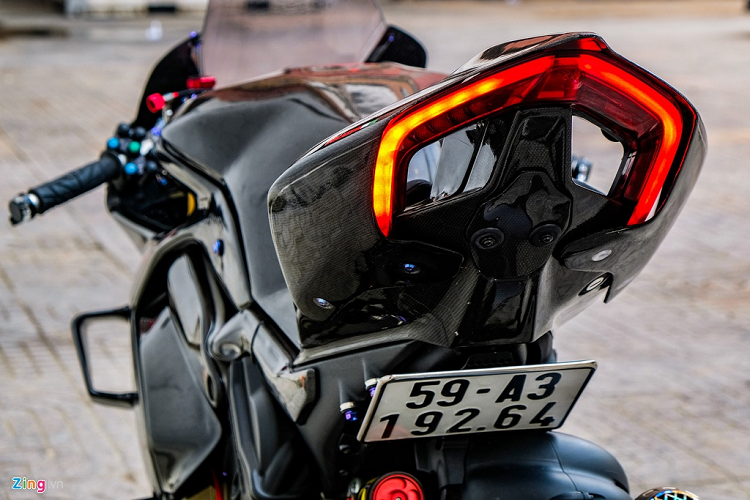 Bộ mâm của xe được làm hoàn toàn bằng carbon đến từ thương hiệu BST, được bao bọc bên ngoài bởi cặp lốp Pirelli Diablo Wet Racing. Combo mâm lốp này có giá hơn 100 triệu đồng.