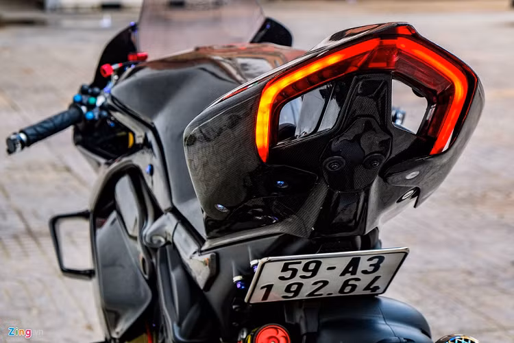 Bộ mâm của xe được làm hoàn toàn bằng carbon đến từ thương hiệu BST, được bao bọc bên ngoài bởi cặp lốp Pirelli Diablo Wet Racing. Combo mâm lốp này có giá hơn 100 triệu đồng.