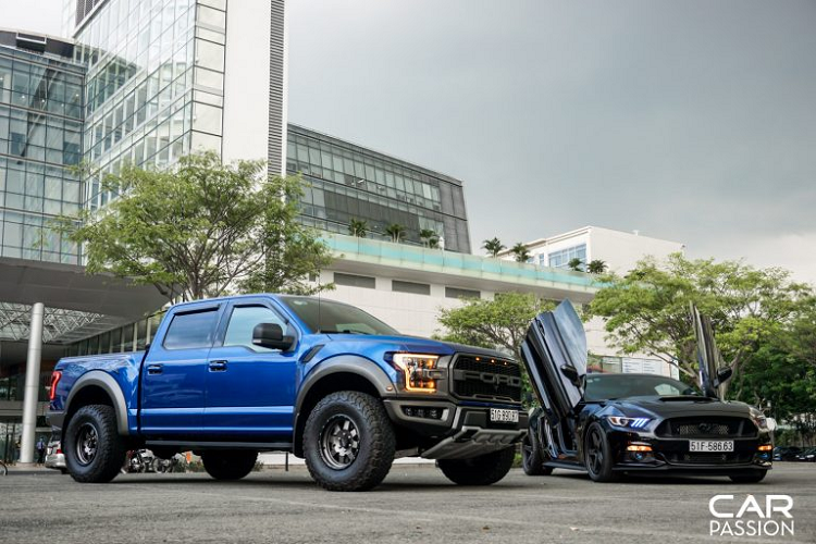 Bên cạnh mẫu xe cơ bắp Ford Mustang, mẫu xe bán tải F-150 Raptor nổi lên như một cơn gió lạ thổi vào làng xe Việt và nhanh chóng chiếm được cảm tình của những khách hàng tại Việt Nam nhờ thiết kế gân guốc, đi kèm với đó là hiệu năng vận hành ưu việt.