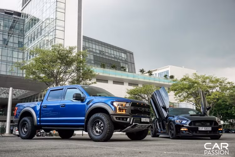 Bên cạnh mẫu xe cơ bắp Ford Mustang, mẫu xe bán tải F-150 Raptor nổi lên như một cơn gió lạ thổi vào làng xe Việt và nhanh chóng chiếm được cảm tình của những khách hàng tại Việt Nam nhờ thiết kế gân guốc, đi kèm với đó là hiệu năng vận hành ưu việt.
